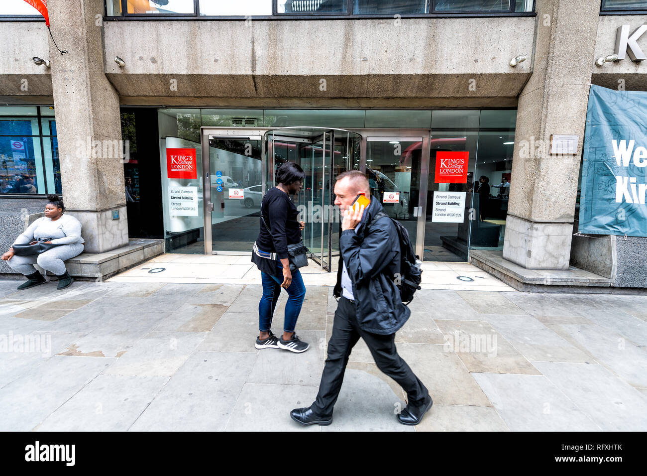 Londres, Royaume-Uni - 12 septembre 2018 : King's College signe rouge sur Strand Campus Macadam bâtiment avec des gens qui marchent par entrée Banque D'Images