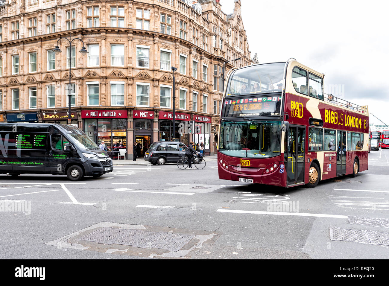 Londres, Royaume-Uni - 12 septembre 2018 : intersection de rue par route avec pret a manger cafe restaurant sign et Big Bus Double Decker sur le brin en COV Banque D'Images