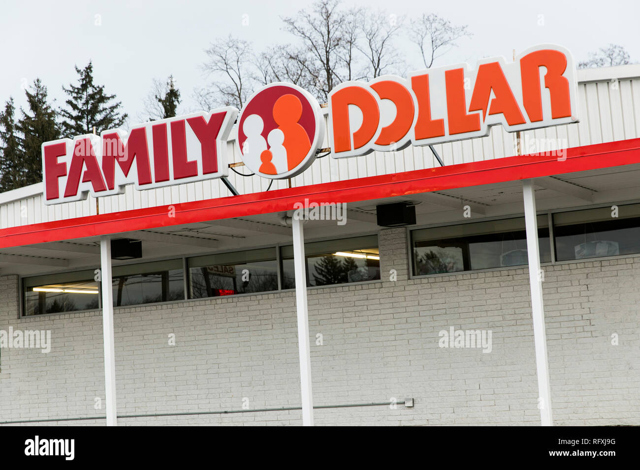 Un logo affiche à l'extérieur d'un Family Dollar store à Fayetteville, Arkansas le 25 janvier 2019. Banque D'Images