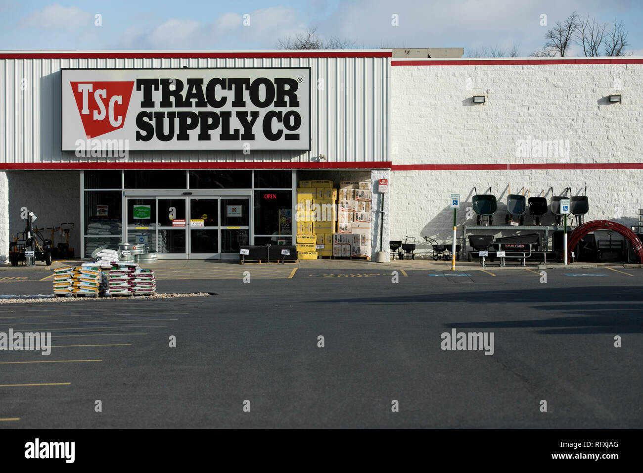 Un logo affiche à l'extérieur d'un tracteur d'approvisionnement à l'emplacement du magasin de détail dans la région de Chambersburg, Pennsylvanie, le 25 janvier 2019. Banque D'Images