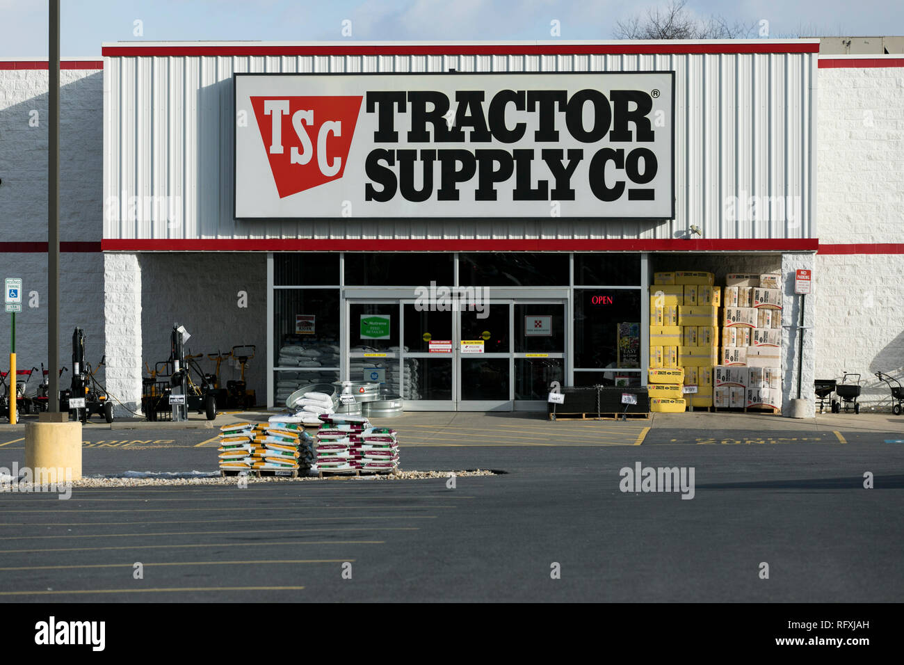 Un logo affiche à l'extérieur d'un tracteur d'approvisionnement à l'emplacement du magasin de détail dans la région de Chambersburg, Pennsylvanie, le 25 janvier 2019. Banque D'Images