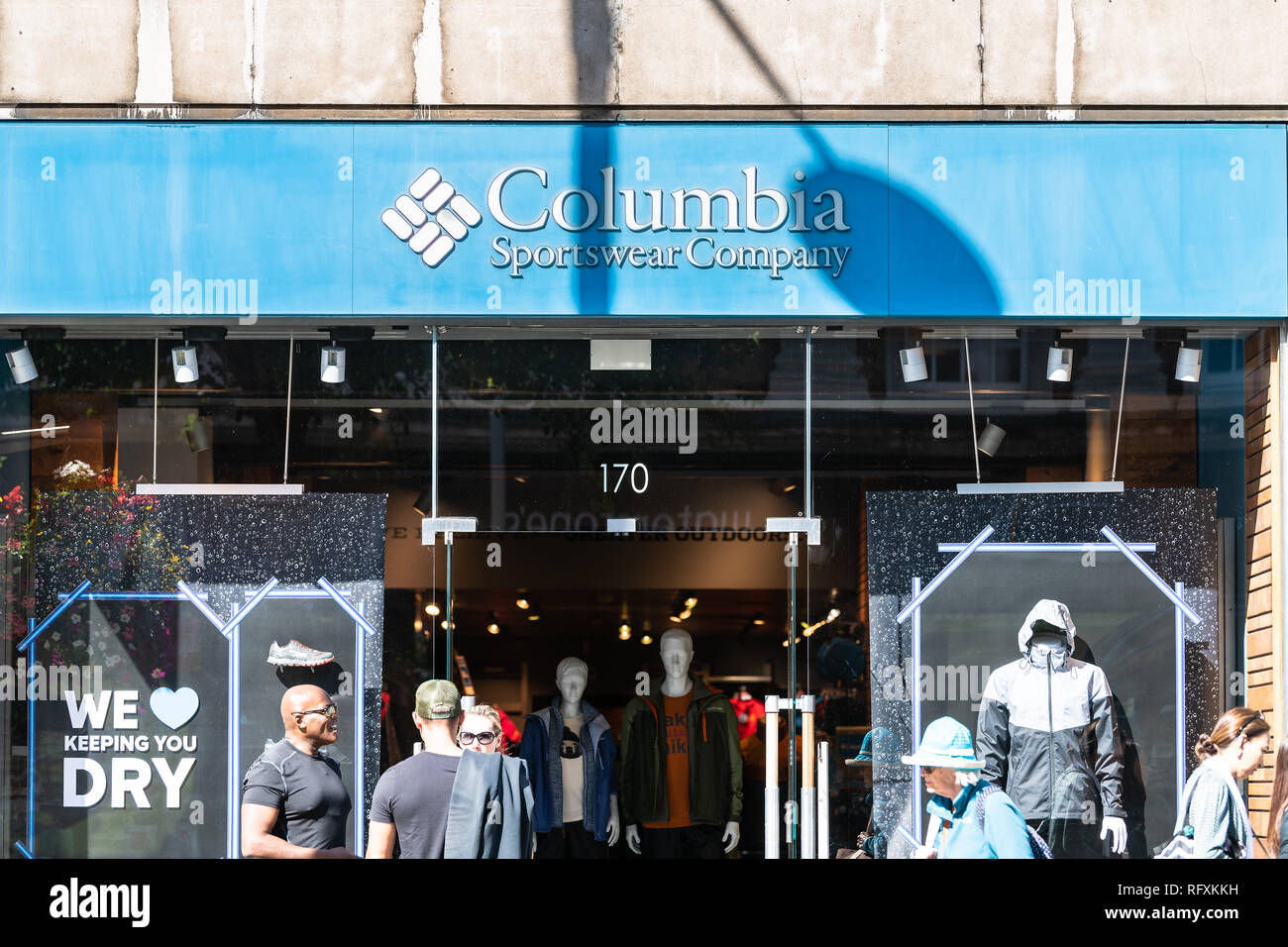 Londres, Royaume-Uni - 13 septembre 2018 : Street road à Chelsea shopping avec les gens qui se balade par Columbia Sportswear Company bleu l'extérieur de l'entrée Banque D'Images
