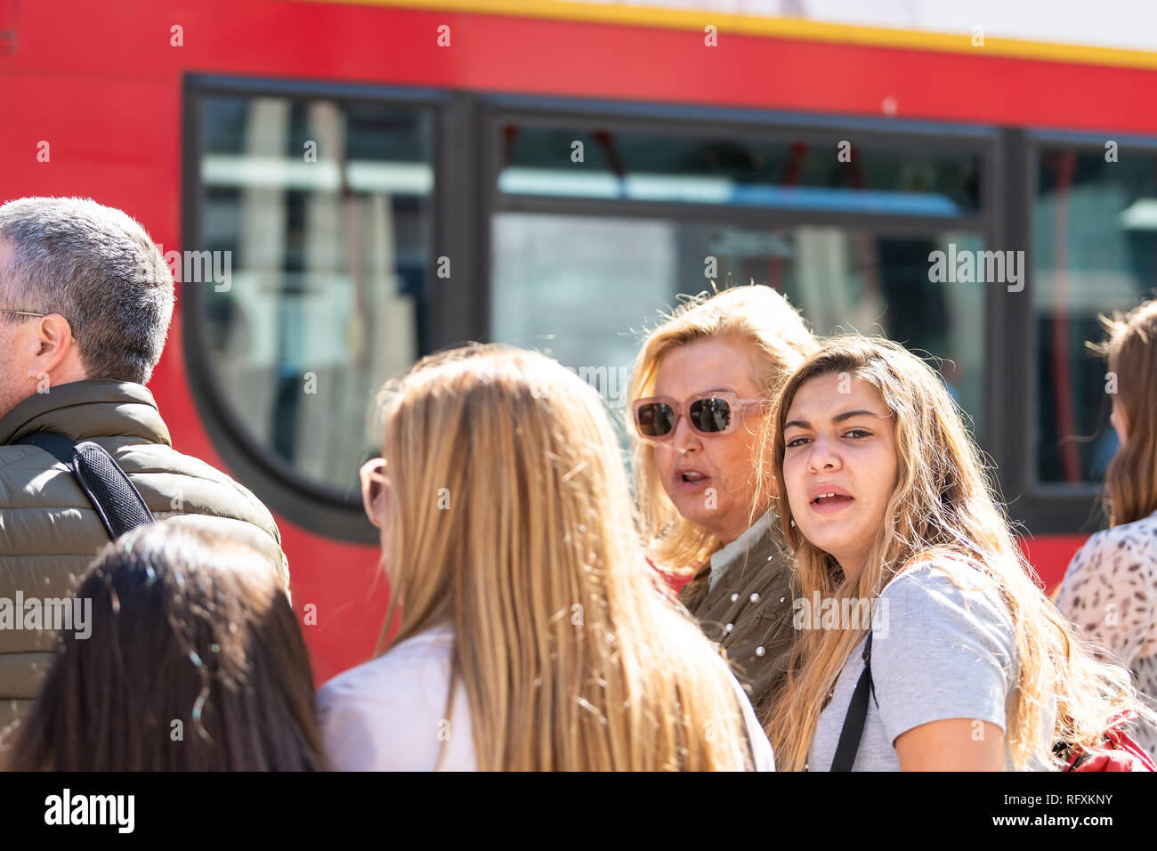 Londres, Royaume-Uni - 13 septembre 2018 : quartier de Knightsbridge sur journée ensoleillée avec des personnes en attente les piétons à l'arrêt ou de passage pour piétons pour traverser la route de rue Banque D'Images