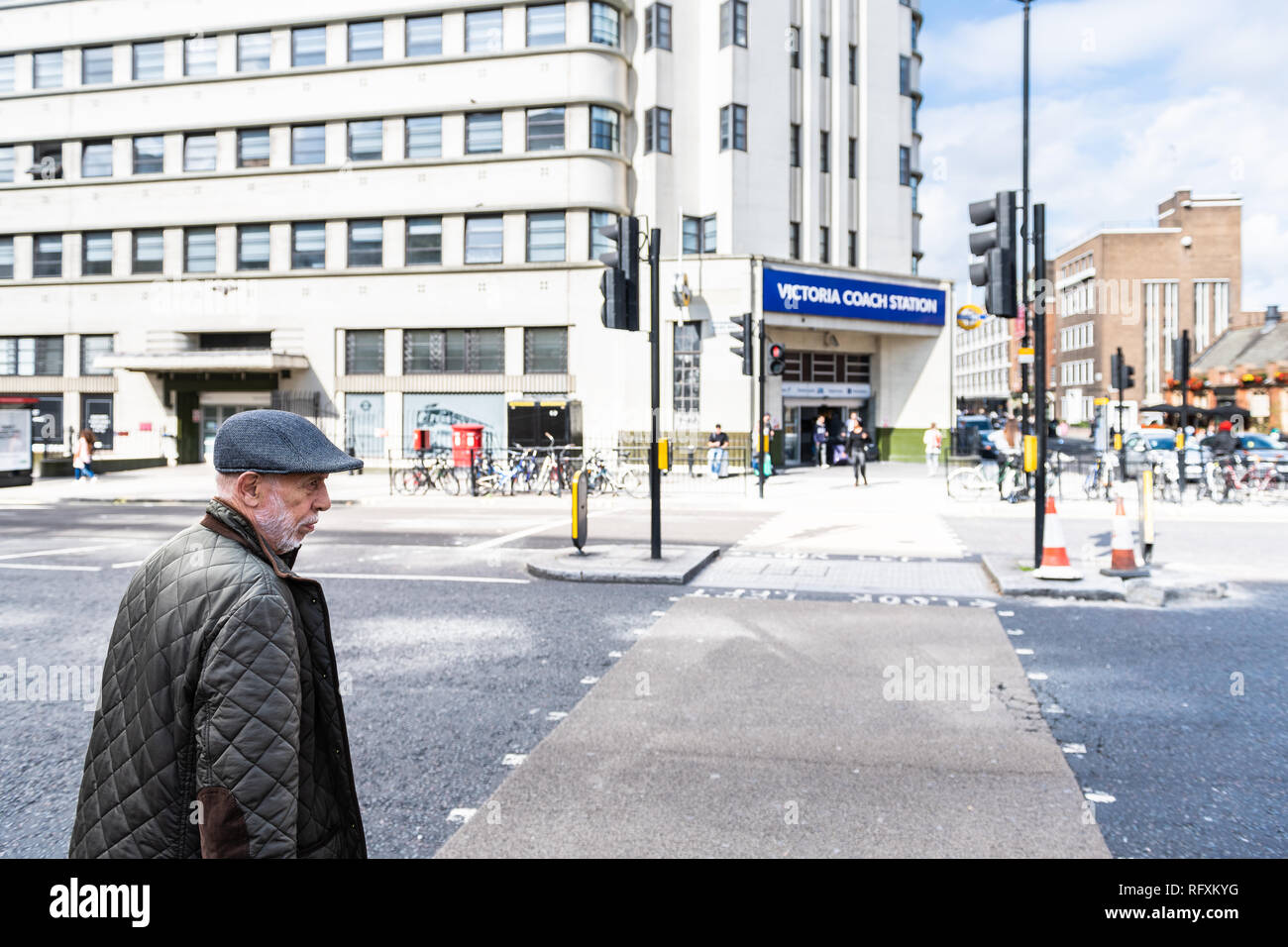 Londres, Royaume-Uni - 15 septembre 2018 : United Kingdom Pimlico Westminster district avec l'homme debout à proximité de la gare Victoria de concordance on urban street road Banque D'Images