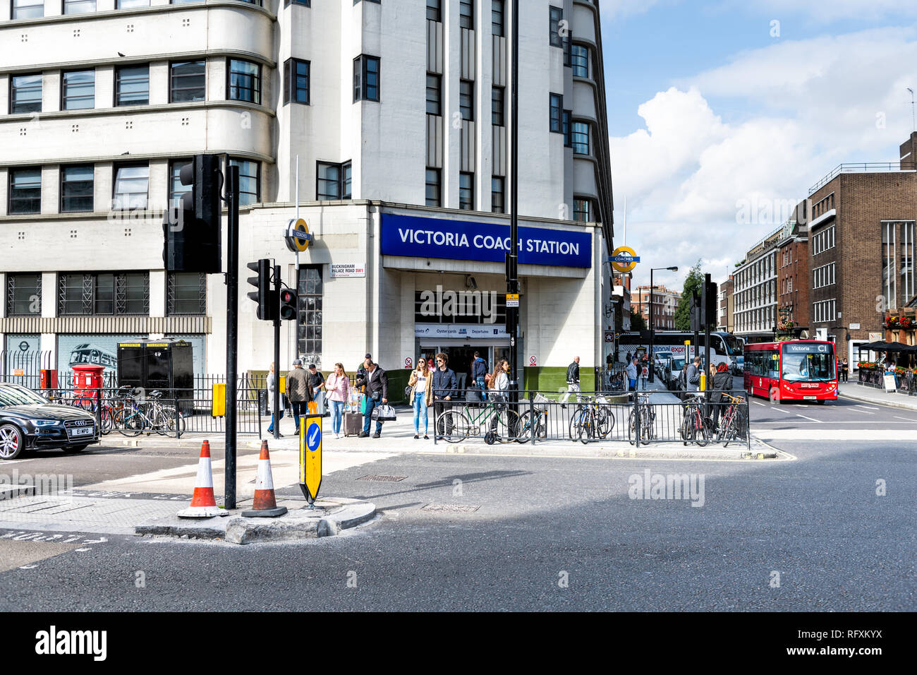 Londres, Royaume-Uni - 15 septembre 2018 : United Kingdom Pimlico Westminster district avec beaucoup de gens près de la gare de Victoria sur Urban street road Banque D'Images
