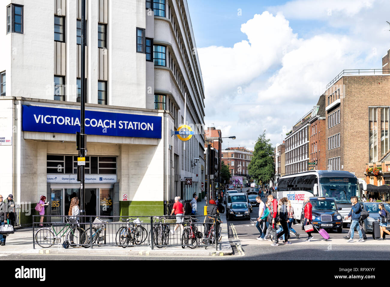 Londres, Royaume-Uni - 15 septembre 2018 : United Kingdom Pimlico Westminster district avec beaucoup de gens de la rue aux passages à niveau près de la gare de Victoria sur la rue urbaine ro Banque D'Images