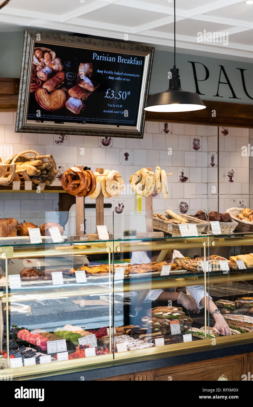 Londres, Royaume-Uni - 16 septembre 2018 : écran de verre de nombreux produits de boulangerie et desserts pain sur des plateaux de petit-déjeuner gourmet Bakery Café appelé Paul à Chelsea Kin Banque D'Images