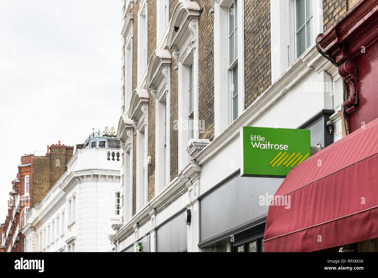 Londres, Royaume-Uni - 16 septembre 2018 Quartier : magasin local peu coûteux de gamme Waitrose panneau vert extérieur façade devanture épicerie ent Banque D'Images