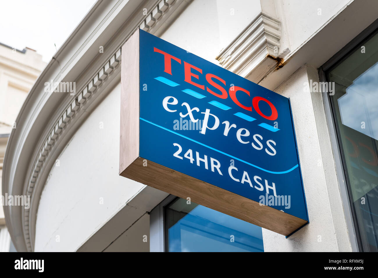 Londres, Royaume-Uni - 16 septembre 2018 Quartier : magasin local d'épicerie Tesco Express extérieur façade entrée avec libre de signer et 24 heures numéro cas Banque D'Images