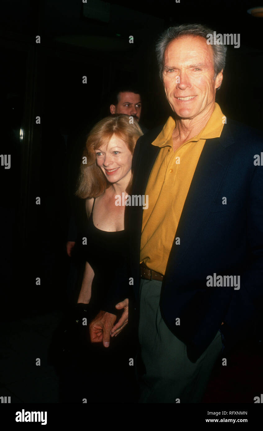 WESTWOOD, CA - le 15 novembre : L'actrice Frances Fisher et directeur/acteur Clint Eastwood assister à Warner Bros Pictures' 'un monde parfait' création le 15 novembre 1993 à Mann Théâtre National à Westwood, en Californie. Photo de Barry King/Alamy Stock Photo Banque D'Images