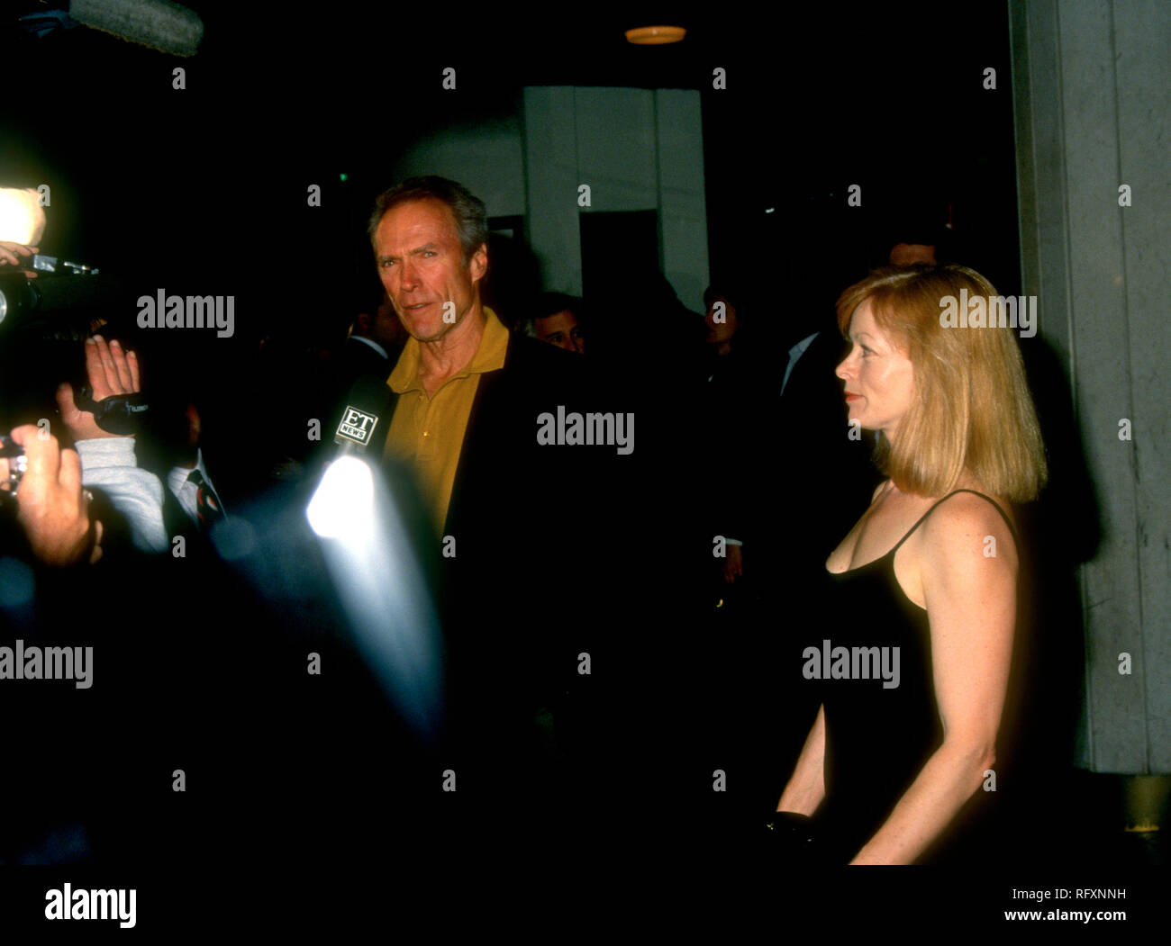 WESTWOOD, CA - le 15 novembre : Directeur/acteur Clint Eastwood et l'actrice Frances Fisher assister à Warner Bros Pictures' 'un monde parfait' création le 15 novembre 1993 à Mann Théâtre National à Westwood, en Californie. Photo de Barry King/Alamy Stock Photo Banque D'Images