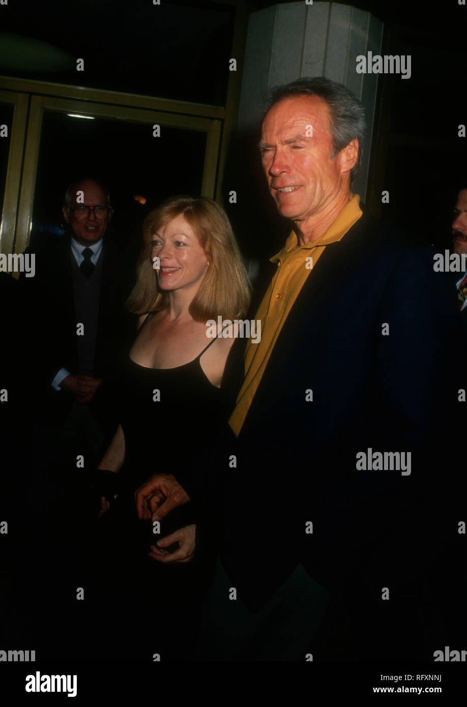 WESTWOOD, CA - le 15 novembre : L'actrice Frances Fisher et directeur/acteur Clint Eastwood assister à Warner Bros Pictures' 'un monde parfait' création le 15 novembre 1993 à Mann Théâtre National à Westwood, en Californie. Photo de Barry King/Alamy Stock Photo Banque D'Images