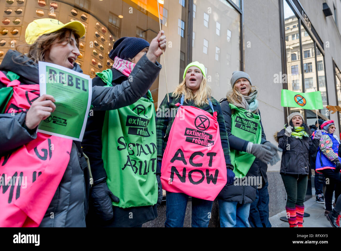 Nwe York, United States. 26 janvier, 2019. Neuf arrestations ont été signalées à l'Extinction nous rébellion (XR), la première grande ville de New York d'une action de désobéissance civile, de nouvelles dynamiques de l'environnement. Une action non-violente a été organisée pour arrêter temporairement le Rockefeller Plaza, un important monument de la ville de New York pour créer une prise de conscience de l'extrême péril de l'urgence du changement climatique à l'échelle nationale grâce à une journée de protestation et de désobéissance civile non-violente. Crédit : Erik McGregor/Pacific Press/Alamy Live News Banque D'Images