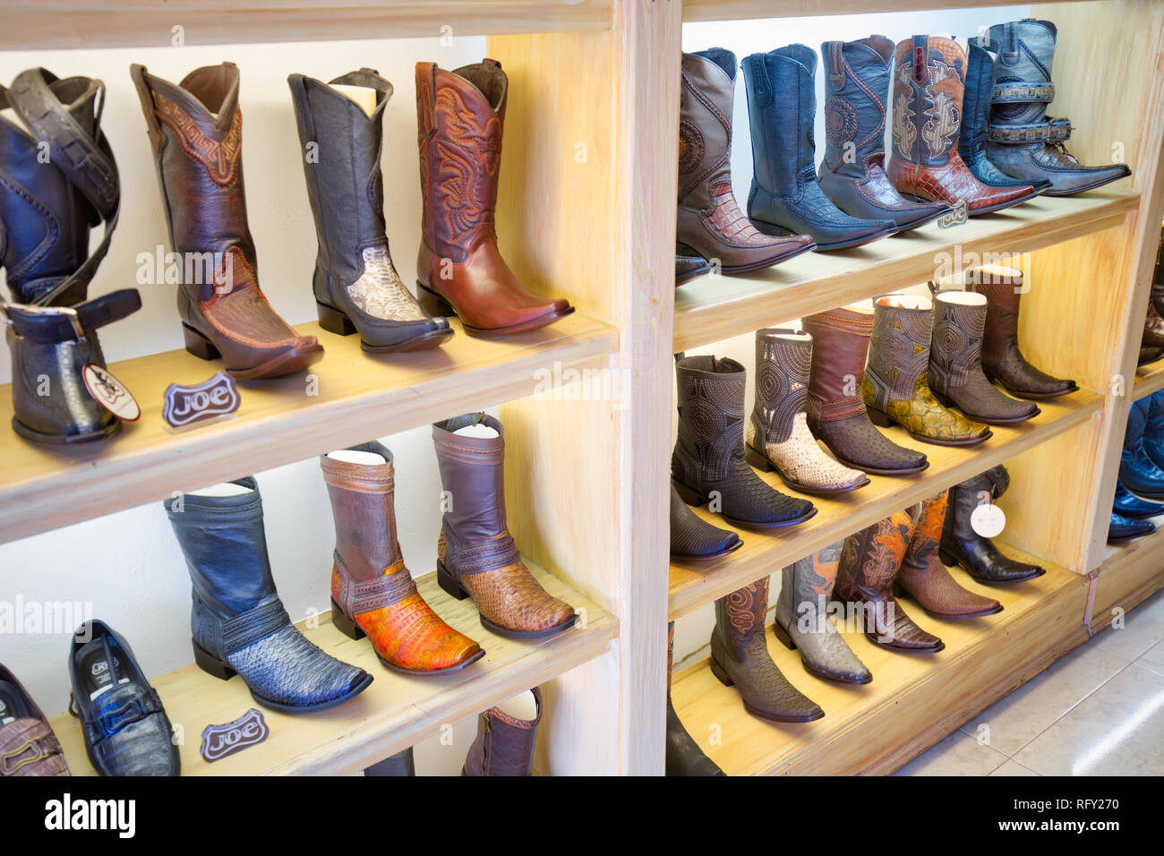 Tepotzotlan, Mexico-April 10, 2018 : el gaucho mexicain traditionnel authentique bottes en cuir et cuir marchandise dans un magasin en centre-ville historique Banque D'Images
