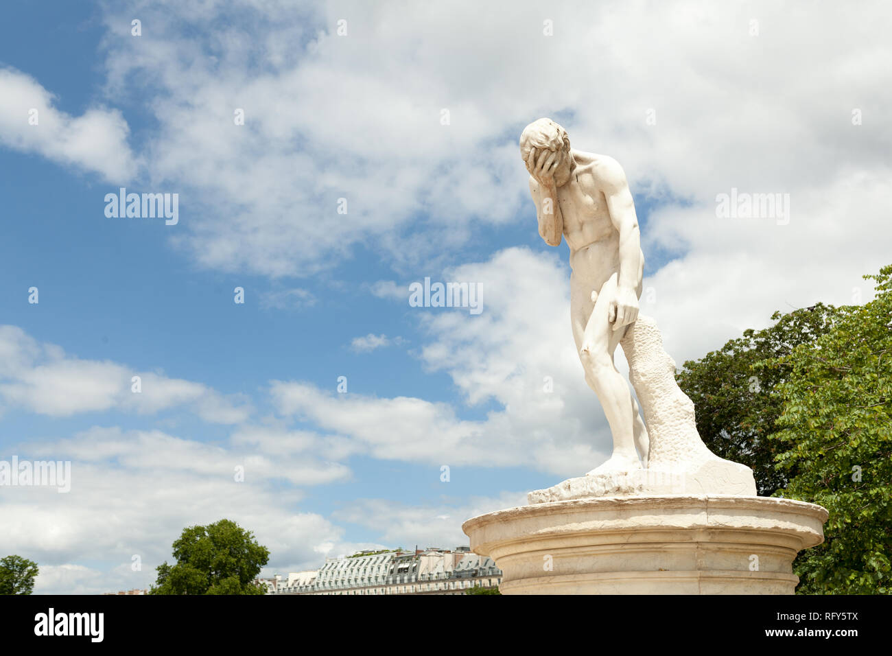 PARIS, FRANCE - 02 juin 2018 : une statue de facepalm. Dans le Jardin des Tuileries, près de Louvre. Caïn après le meurtre de son frère Abel. Sculpture par Henr Banque D'Images