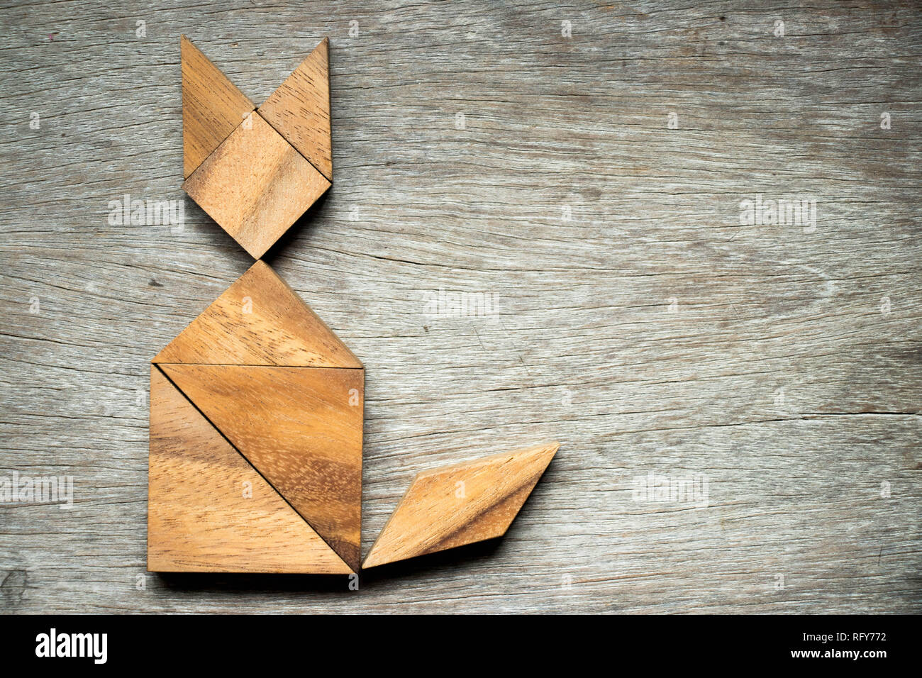 Casse Tete Tangram En Forme De Chat Sur Fond De Bois Photo Stock Alamy