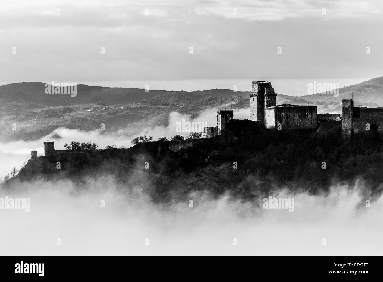 Vue de château Rocca Maggiore à Assise (Ombrie, Italie) au milieu du brouillard Banque D'Images