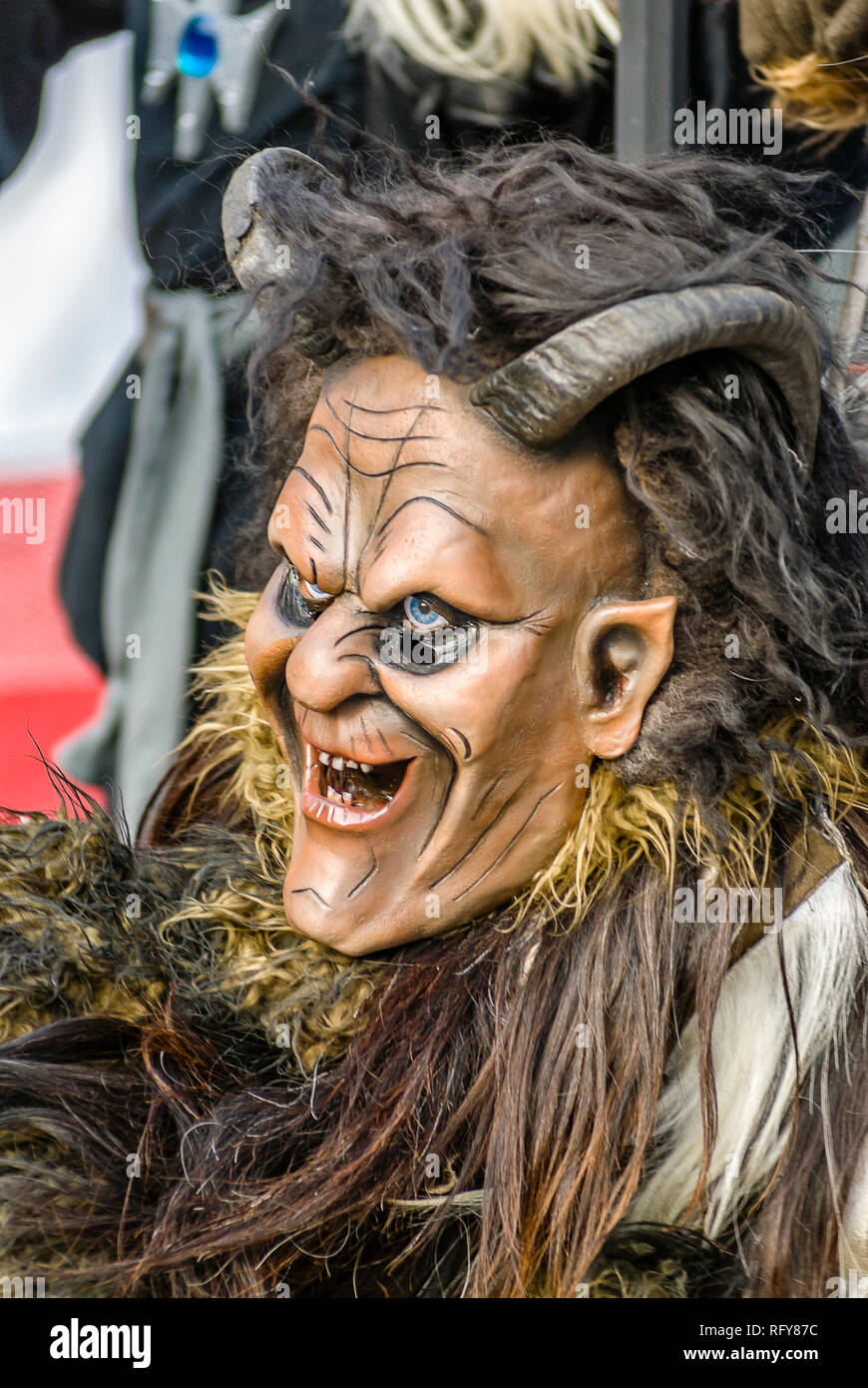 Portrait d'un masque de sorcière traditionnel souabe-alemannique au Carnaval de Lucerne, en Suisse Banque D'Images