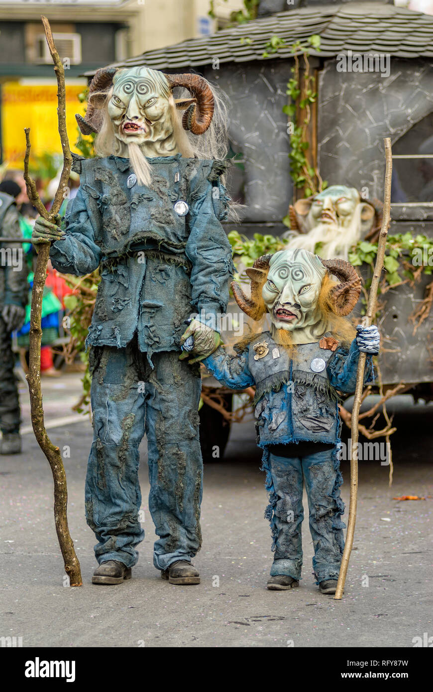 Parent et enfant dans un traditionnel Swabian-Alemannique au Carnaval de Lucerne, Suisse Banque D'Images