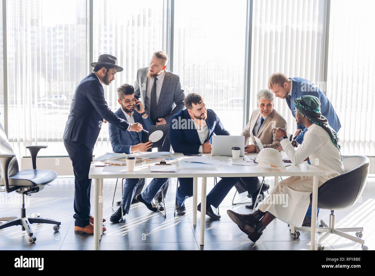 Réunion internationale d'affaires diversifié. Les gens parlent de projet global Banque D'Images