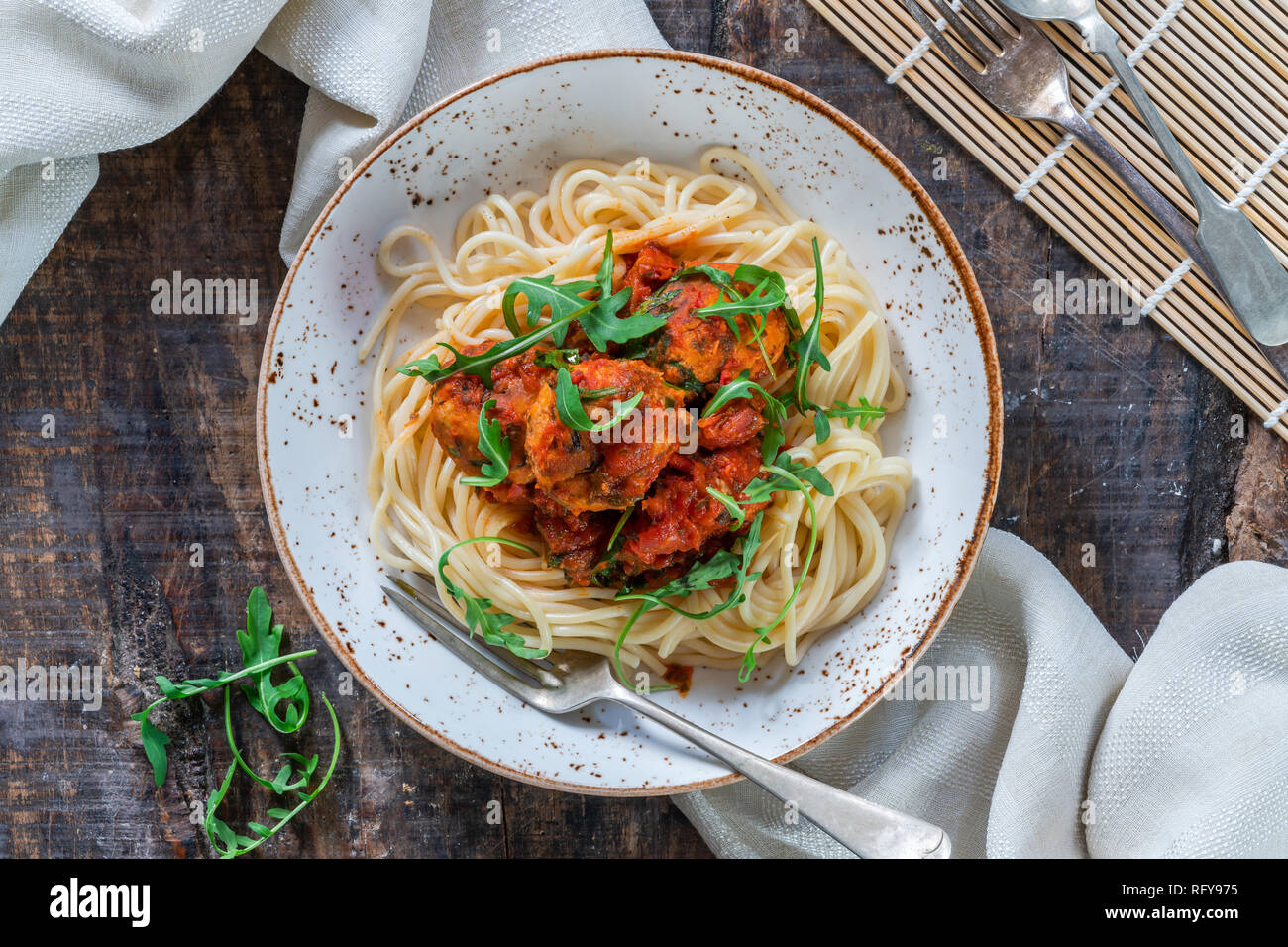 Spaghetti aux Boulettes de thon à la sauce tomate épicée et rocket Banque D'Images