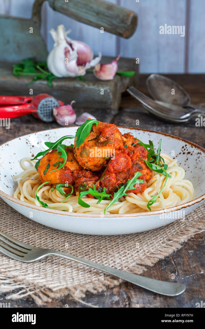 Spaghetti aux Boulettes de thon à la sauce tomate épicée et rocket Banque D'Images