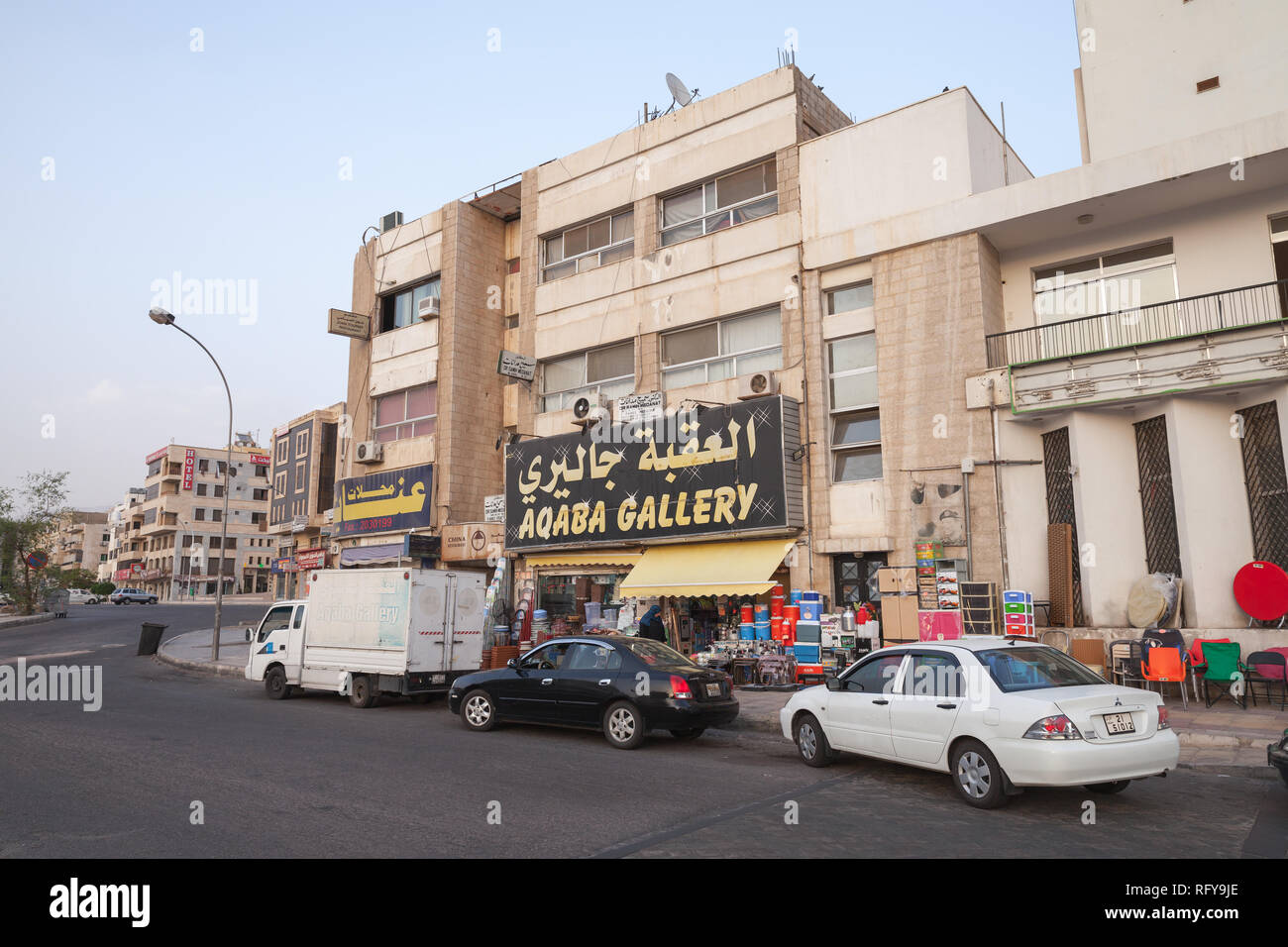 Aqaba, Jordanie - Mai 18, 2018 : Street view d'Aqaba city à jour d'été ensoleillé, les gens ordinaires à pied la rue Banque D'Images