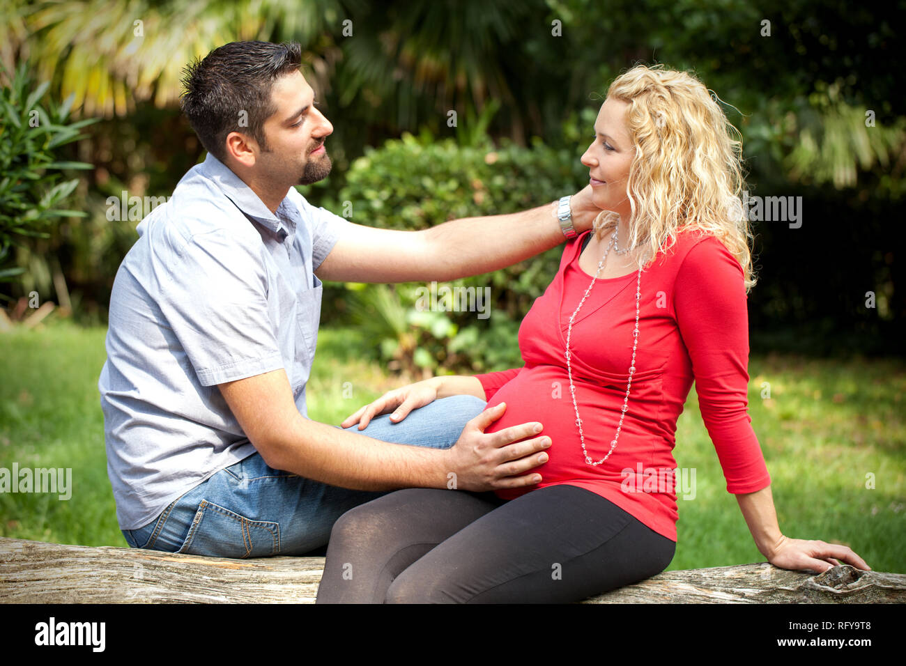 Couple amoureux dans la nature Banque D'Images