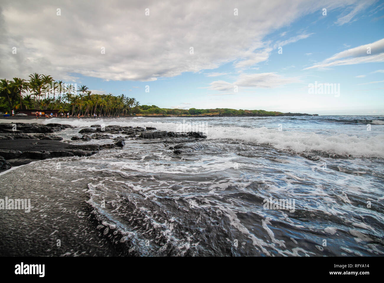 Punalu'u Beach, une plage de sable noir à la rive sud de Big Island, Hawaii Banque D'Images