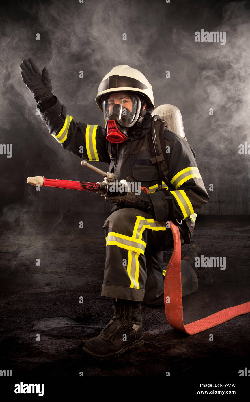 En donnant des directives pompier brûlé place Banque D'Images