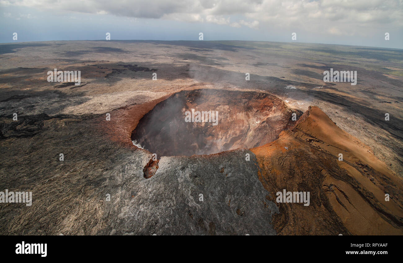 Vue d'oiseau image montrant le cratère du Mauna Loa, le plus volcan actif d'Hawaï, à la Volcano National Park Banque D'Images