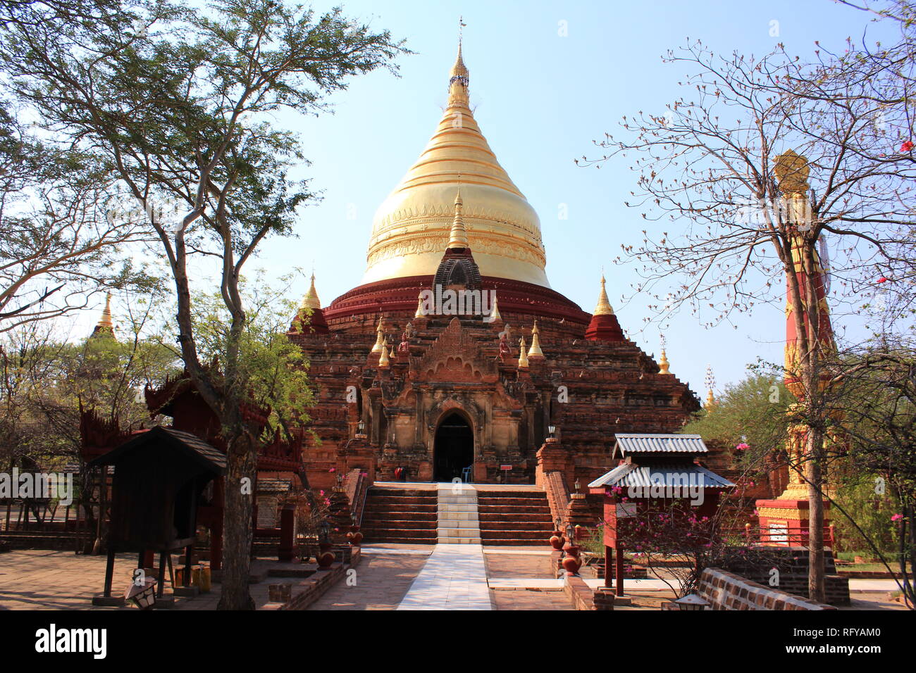 Temple avec dôme doré sur une chaude journée ensoleillée à Bagan, Myanmar Banque D'Images