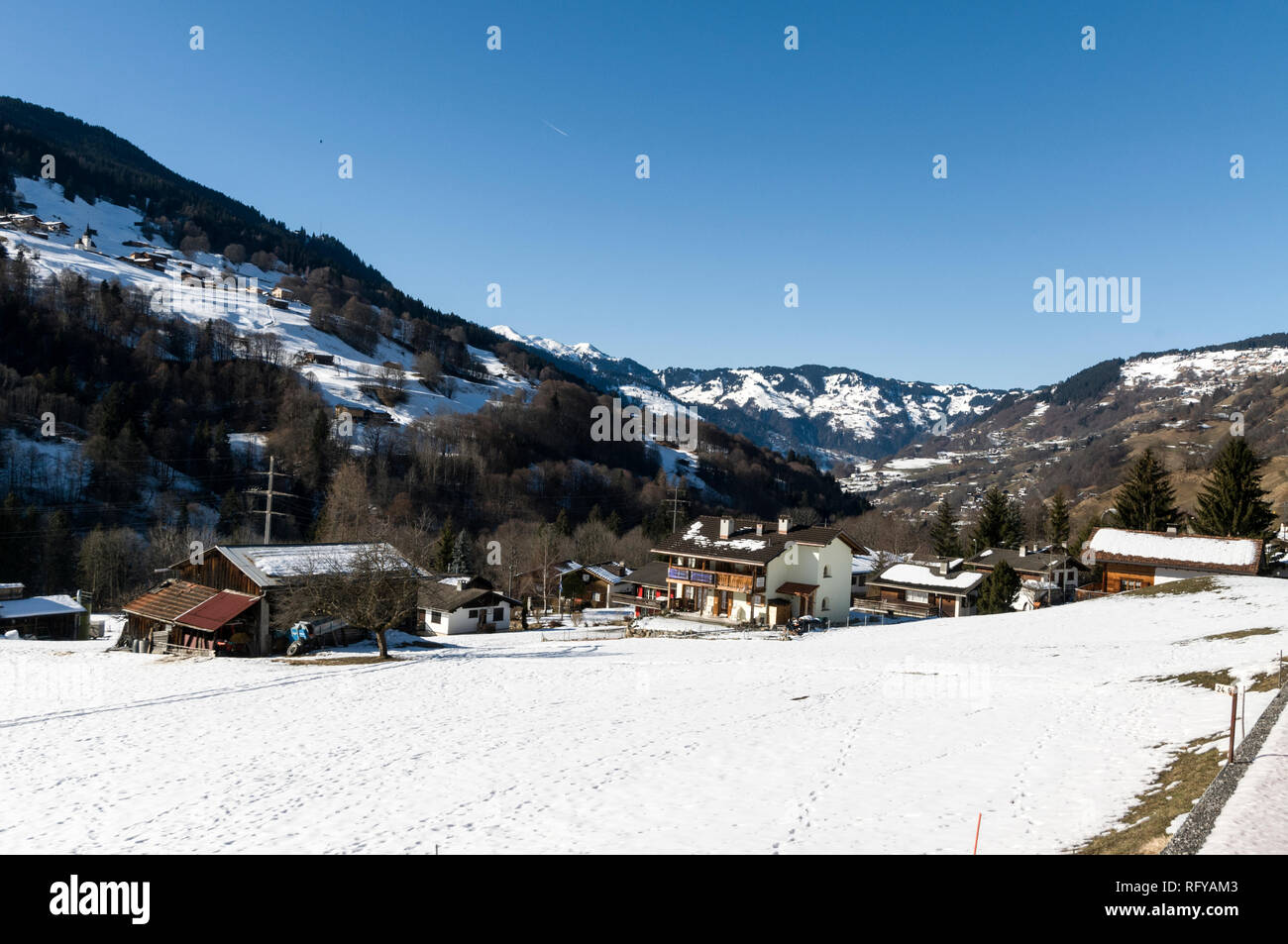 L'agriculture Alpine Snow pays Kloters scène près Station de ski en Suisse Banque D'Images