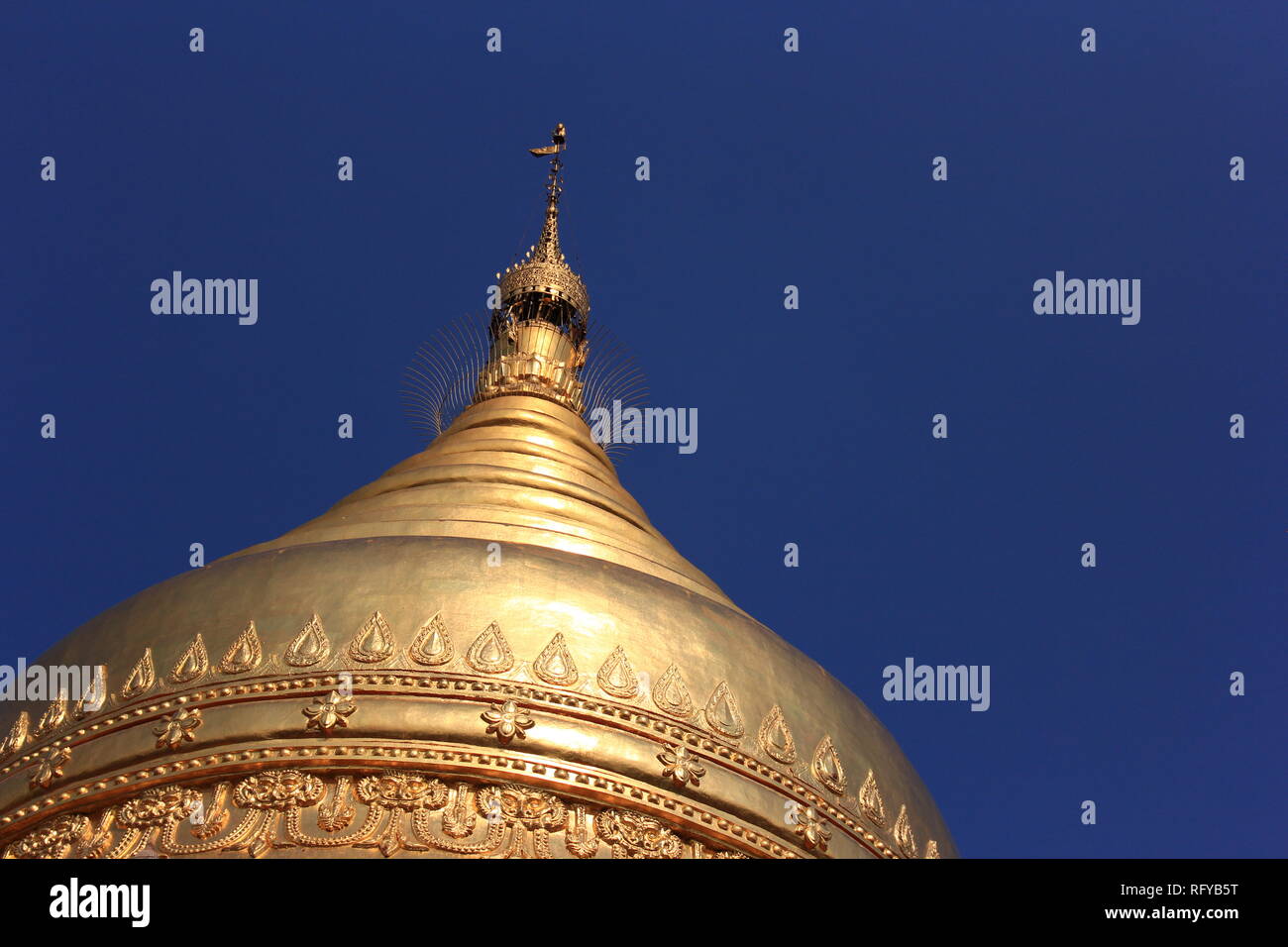 Temple avec dôme doré sur une chaude journée ensoleillée à Bagan, Myanmar Banque D'Images
