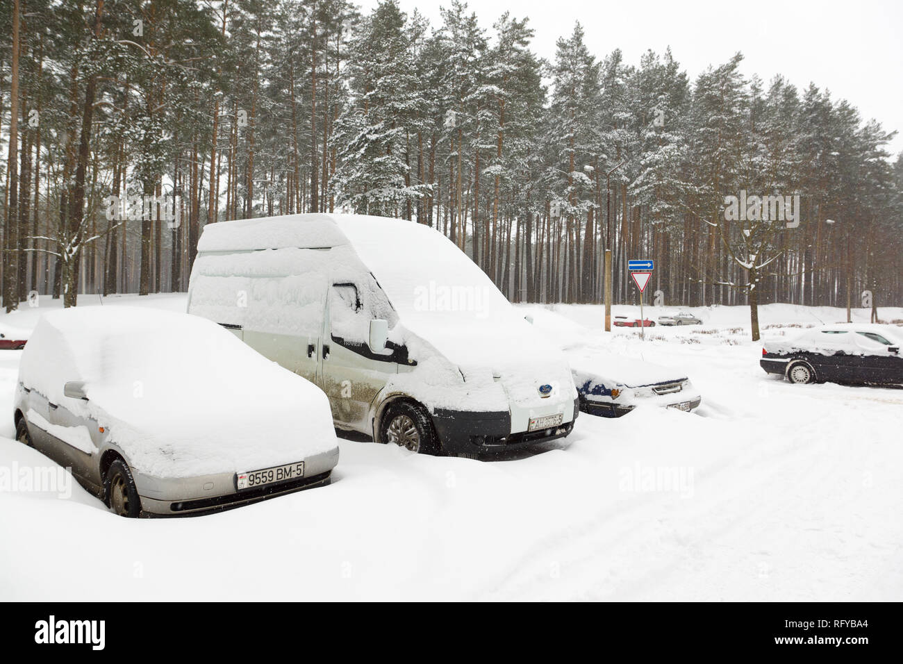 Borisov, Biélorussie - Mars 04, 2018 : la neige est tombée en mars et a créé des problèmes pour les automobilistes Banque D'Images