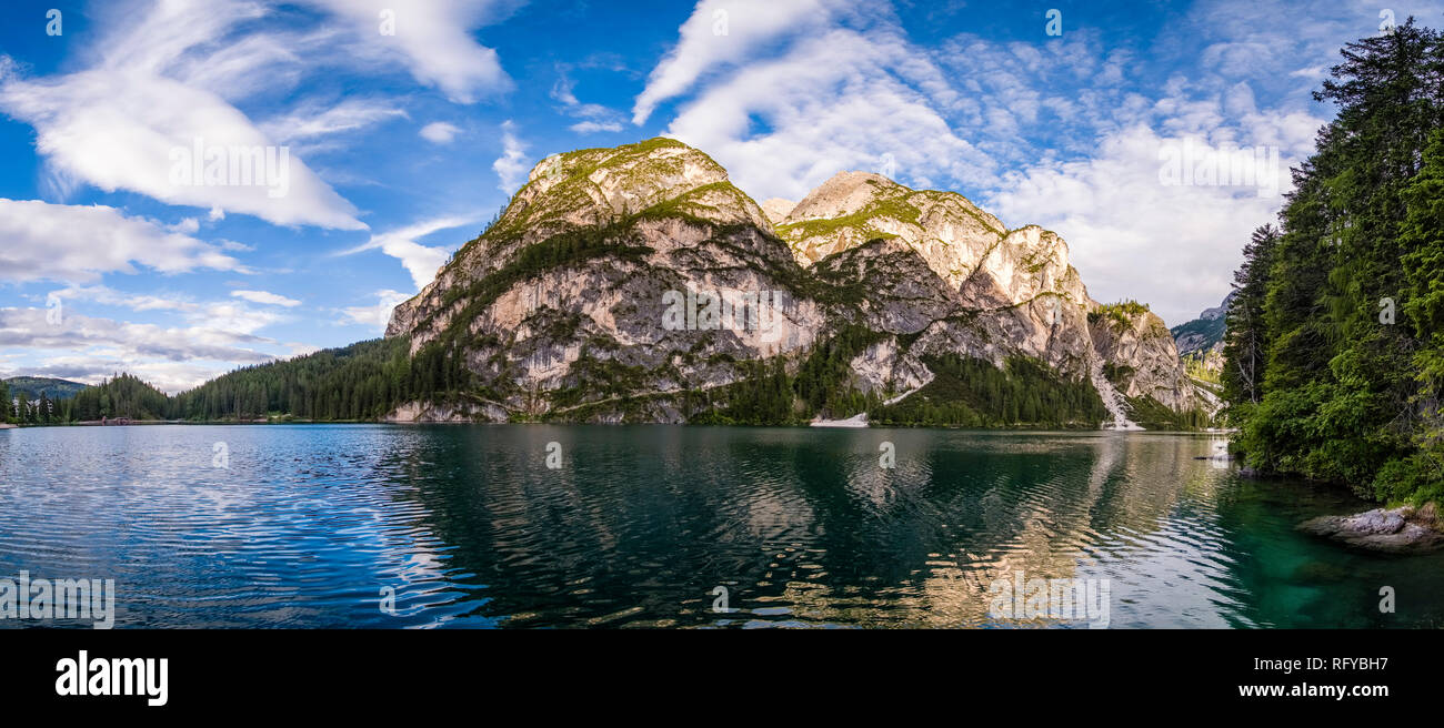 Vue panoramique sur le lac Prags, lac Braies, Pragser Wildsee, Lago di Braies Banque D'Images
