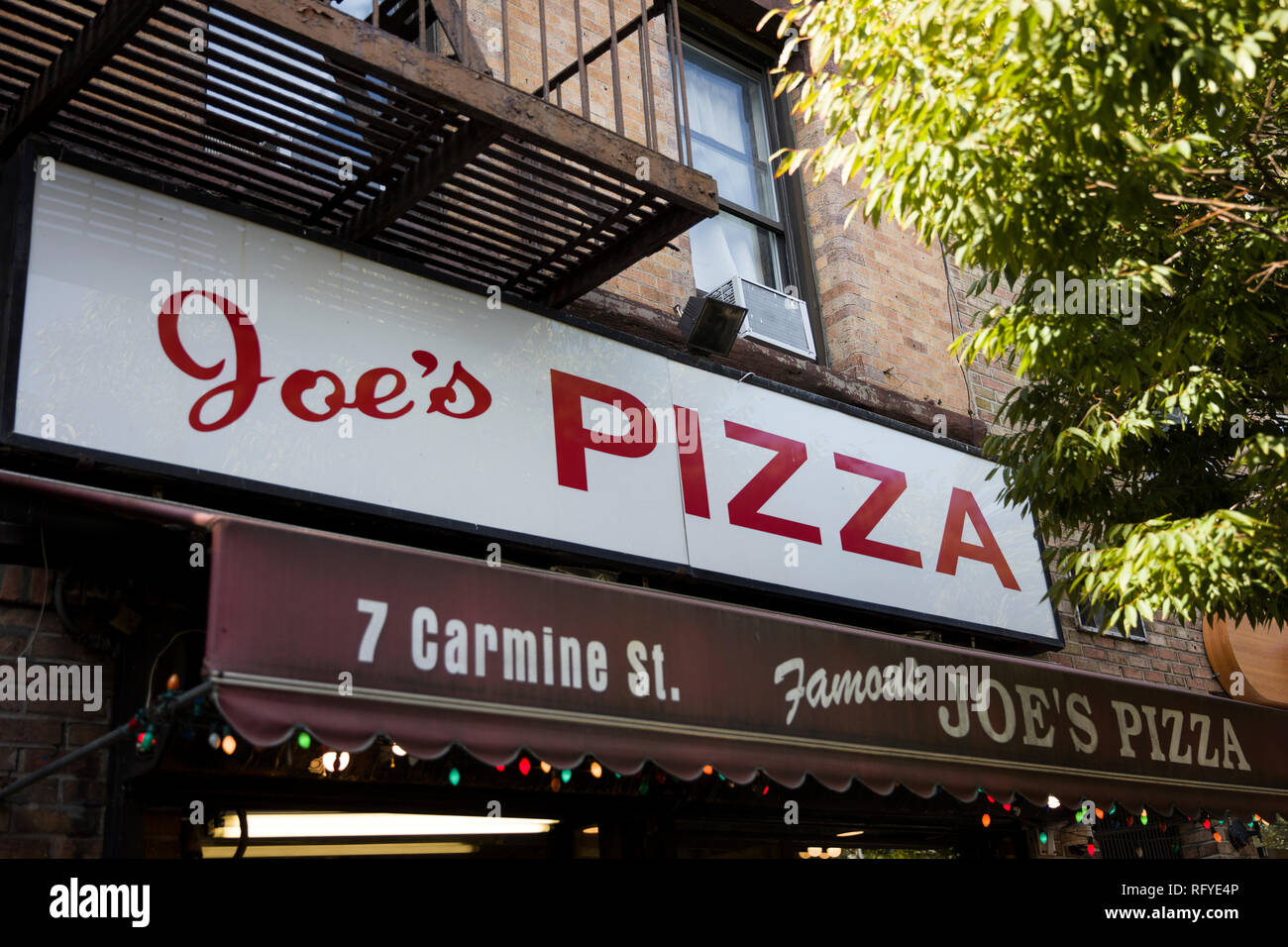 NEW YORK, USA - 30 août 2017 : Détail de la Joe's Pizza restaurant de New York. Il bien connu sur l'établissement pizza Carmine Street à Greenwich Vi Banque D'Images