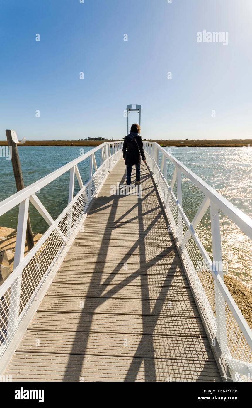 Passerelle pour piétons de Pedras d'el Rei à Praia do Barril, plage, crossing Ria Formosa, l'Algarve, Portugal. Banque D'Images