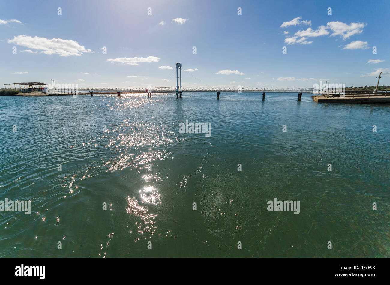 Passerelle pour piétons de Pedras d'el Rei à Praia do Barril, plage, crossing Ria Formosa, l'Algarve, Portugal. Banque D'Images