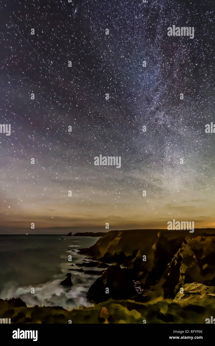 Nuit voie lactée star vue de skomer island seascape pembrokeshire Banque D'Images