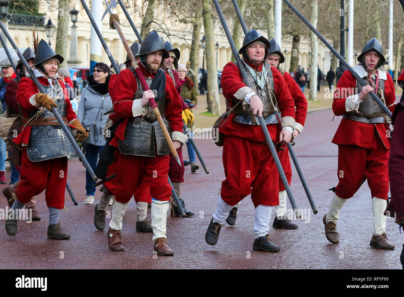 Les membres de la guerre civile anglaise Société sont vu re-enacting pendant la commémoration de l'exécution de Charles I, qui a été prise par l'armée du roi du Palais St James à la maison des banquets de Whitehall, pour son exécution, le 30 janvier 1649. Banque D'Images