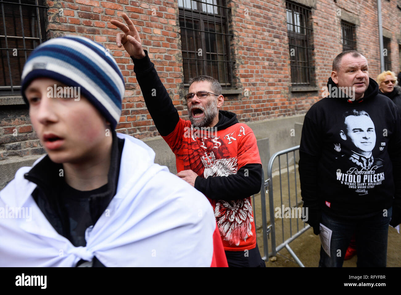 Des militants d'extrême droite polonais sont vu assister à une extrême droite mars mémorial pour rendre hommage aux Polonais qui ont été tués à l'ancien camp de la mort nazi d'Auschwitz-Birkenau allemande au cours de la 74e anniversaire de la libération d'Auschwitz. En novembre 2015, Piotr Rybak brûlé une marionnette sous la forme d'un Juif orthodoxe au cours d'une extrême droite propest à Wroclaw. Banque D'Images