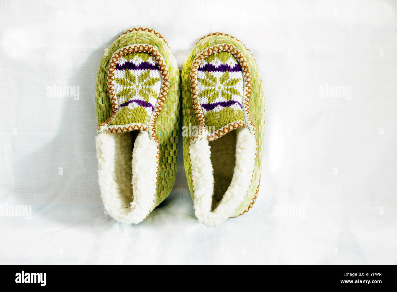 Chaussons femme fausse fourrure tricot isolé sur un fond blanc. Banque D'Images