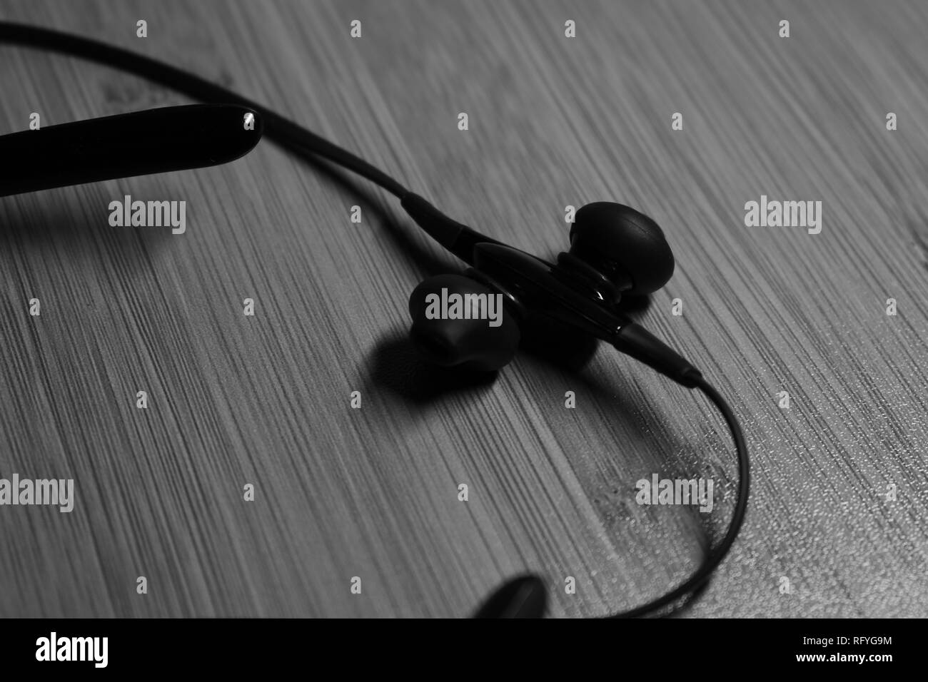Une paire d'écouteurs Bluetooth. En noir & blanc Banque D'Images