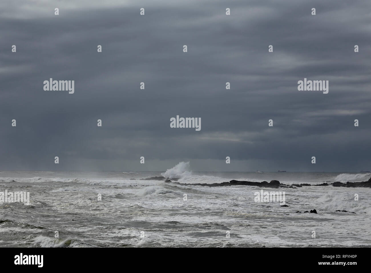 La côte portugaise sous forte tempête Banque D'Images