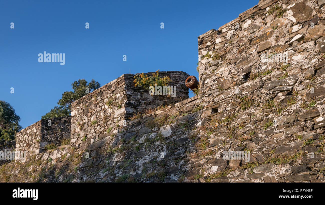 Les canons et les merlons de la forteresse Castillo de la Concepción dans Cedeira, Rías Altas, La Coruña, Espagne Banque D'Images