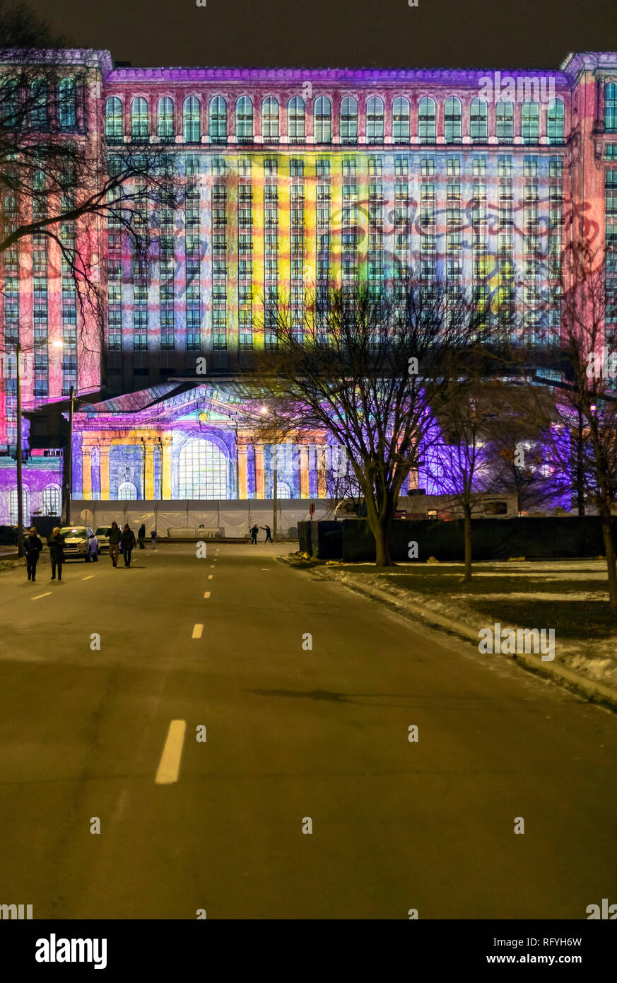 Detroit, Michigan - Ford Motor Company a projeté une lumière sur le Michigan Central Railroad Station pendant un festival d'hiver. Ford a acheté le long- Banque D'Images