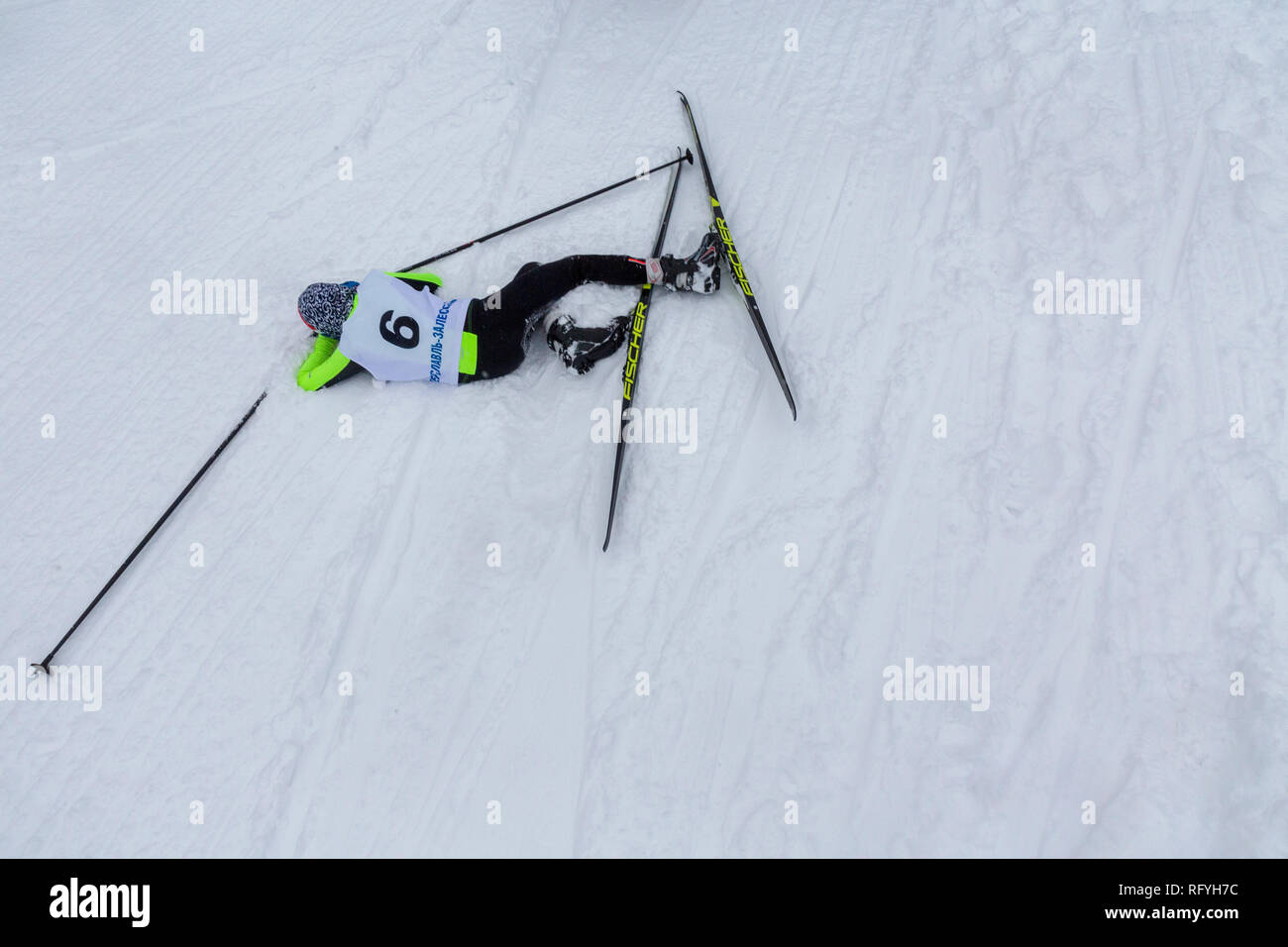 Jeune athlète est tombé d'épuisement à l'arrivée de la course de ski, Russie Banque D'Images
