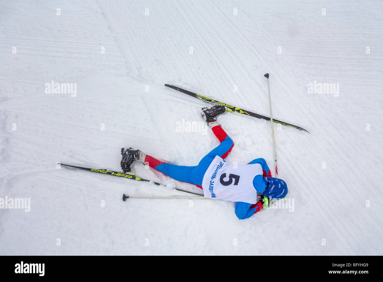 Jeune athlète est tombé d'épuisement à l'arrivée de la course de ski, Russie Banque D'Images