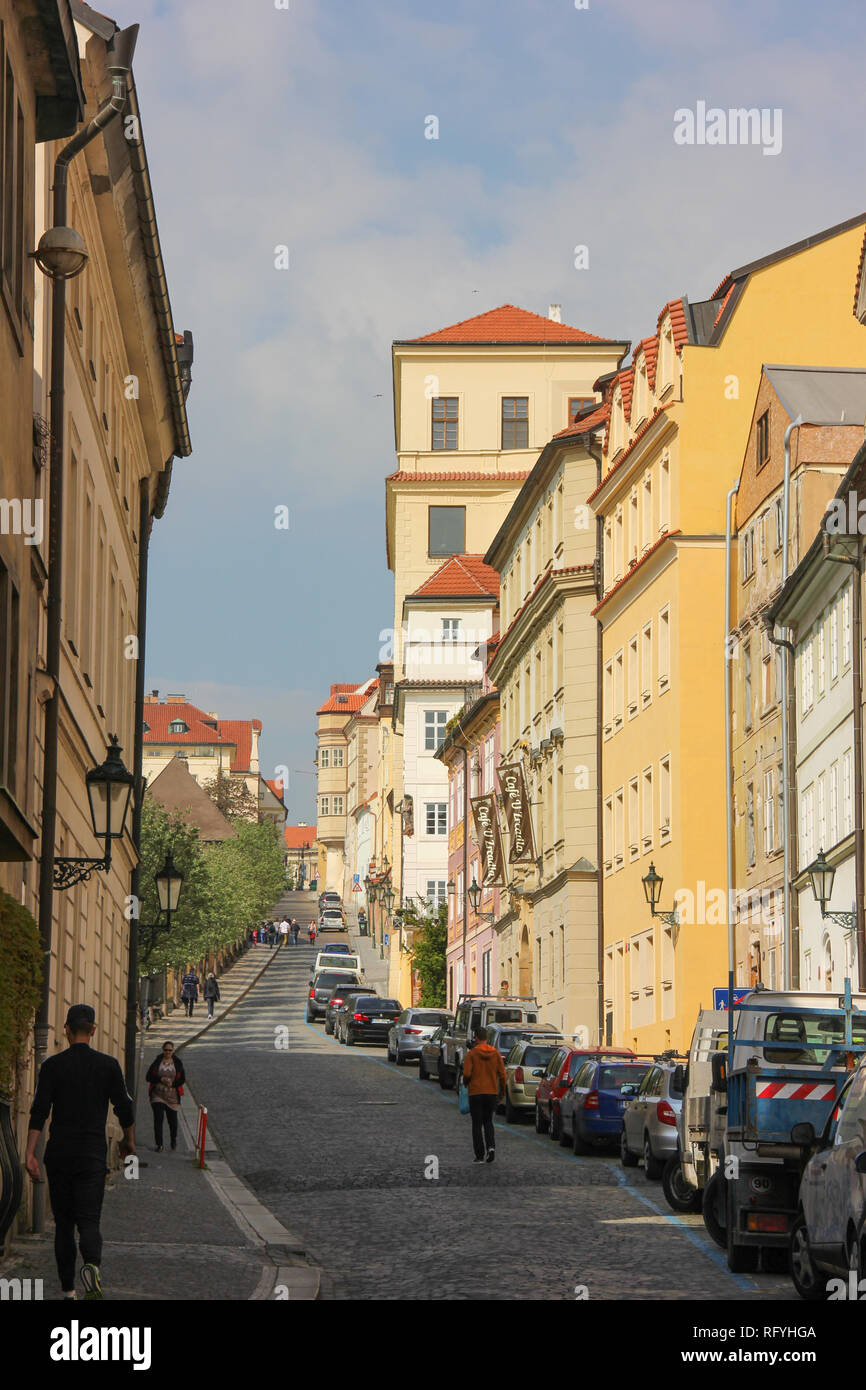 Prague, République tchèque - Mai 2016 : People walking on sweet Old Street près de belles façades de bâtiments traditionnels et d'un parking voitures de Mala Strana Banque D'Images